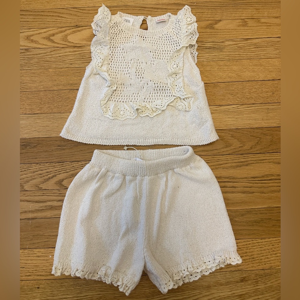 Zara kids 4/5Y POINTELLE KNIT TOP & SHORTS SET
ECRU - REF. 4331/552
